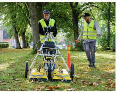 Bahn f&uuml;r Bahn: Bei der Arbeit mit dem Bodenradar orientieren sich Ronald Freibothe und Niklas Royar von Eastern Atlas an den zuvor gezogenen Schn&uuml;ren.