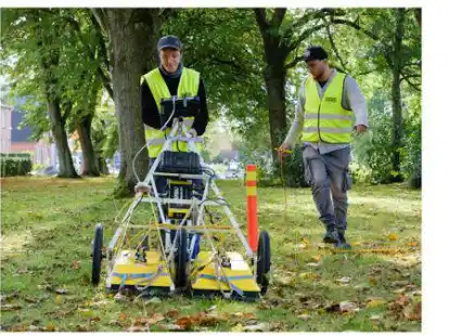 Bahn f&uuml;r Bahn: Bei der Arbeit mit dem Bodenradar orientieren sich Ronald Freibothe und Niklas Royar von Eastern Atlas an den zuvor gezogenen Schn&uuml;ren.