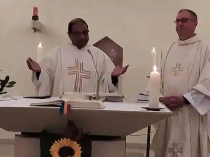 Die beiden neuen Geistlichen am Altar der Gehlenberger Pfarrkirche St. Prosper. Pater George (l.) wohnt im Pfarrhaus in Gehlenberg, Pastor Michael Schiller hat seinen Wohnsitz in Esterwegen.