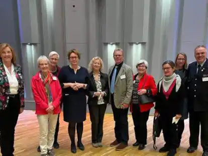 Susanne Mittag (links) und Daniela Behrens (3. von links) gratulierten den Geehrten: (von links) Christa Heimermann und Begleitung, Peter Wildbredt mit seiner Frau, Astrid Fuchs und Begleitung sowie Frank Hattendorf mit seiner Frau. Auf dem Bild fehlt Max Hunger.