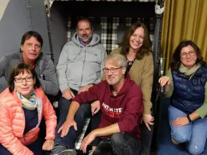 Der alte und neue Vorstand des Vereins Theater Fatale (von links): Susanne Seedorf (Schriftf&uuml;hrerin), Frank Repert (Kassenwart), Rolf Wilkens (ehemaliger 1. Vorsitzender), Axel de Grave (kommissarischer 2. Vorsitzender), Elke Wilhaus (1. Vorsitzende), Birgit Gl&uuml;ckselig (Pressewartin)