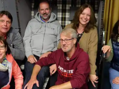 Der alte und neue Vorstand des Vereins Theater Fatale (von links): Susanne Seedorf (Schriftf&uuml;hrerin), Frank Repert (Kassenwart), Rolf Wilkens (ehemaliger 1. Vorsitzender), Axel de Grave (kommissarischer 2. Vorsitzender), Elke Wilhaus (1. Vorsitzende), Birgit Gl&uuml;ckselig     (Pressewartin)