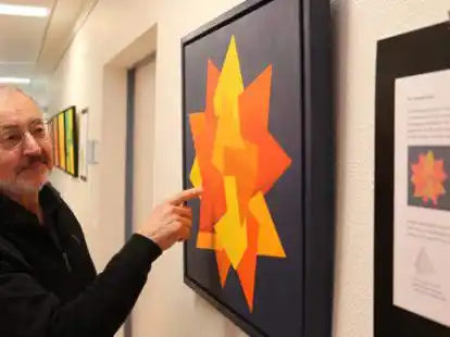 Farben machen Strukturen deutlich: In diesem Gebilde hat Gerold Schmidt f&uuml;nf Tetraeder ineinander verschlungen. Wie seine Motive aufgebaut sind, erkl&auml;rt er neben den Bildern.