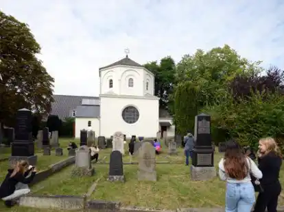 Auf dem alten j&uuml;dischen Friedhof mit der Trauerhalle und den 300 Grabsteinen an der Dedestra&szlig;e: Die Sch&uuml;lerinnen und Sch&uuml;ler des Herbartgymnasiums n&auml;herten sich auch hier  mit der Kamera.