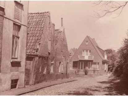 Blickrichtung Doelestra&szlig;e: Trutzige H&auml;user sind typisch f&uuml;r Faldern. Links dagegen ein Prachtbau aus der Gr&uuml;nderzeit.