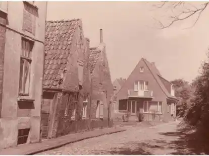 Blickrichtung Doelestra&szlig;e: Trutzige H&auml;user sind typisch f&uuml;r Faldern. Links dagegen ein Prachtbau aus der Gr&uuml;nderzeit.