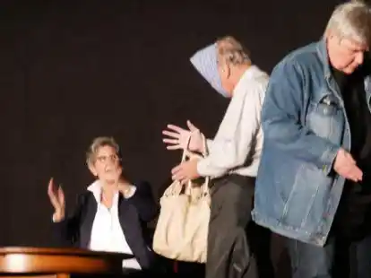 Schauspieler werden zu Marionetten: eine Szene aus  &bdquo;Der &Uuml;berfall