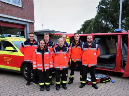 Die erfolgreichen Lehrgangsabsolventen nach der ManV-&Uuml;bung von links:  Niklas Barghop, Janina Seemann, Tom Gutzeit, Dominique Glattner, Lisa Woldering, Claas Oltmanns, Thorsten Seemann; es fehlen Maditha Niehus und Florian Zell.