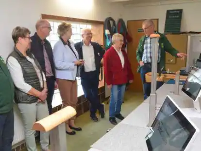 Fred Braue (rechts) erklärt bei der offiziellen Einweihung die neue Schießanlage des Schützenvereins Weserdeich.