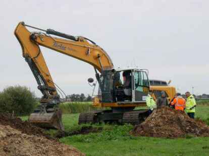 Der erste Bagger ist im Einsatz.