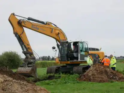 Der erste Bagger ist im Einsatz.