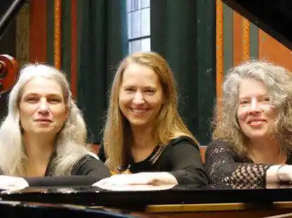 Sie spielen auf Geige, Klavier und Violoncello: die Musikerinnen vom &bdquo;Trio Sonora&ldquo; aus Oldenburg