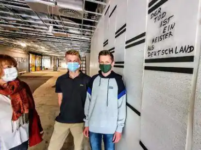 &bdquo;Der Tod ist ein Meister aus Deutschland&ldquo;. Zur Pr&auml;sentation der Tafeln mit den Namen der Opfer des Massakers von Babyn Jar war im vergangenen Jahr auch Zeitzeugin Barbara Brix nach Hude gekommen.