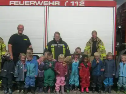 Haben sich gegenseitig besucht: Zuerst durften die Kinder aus der Beckelner &bdquo;Rappelkiste&ldquo; die Feuerwehr erkunden.