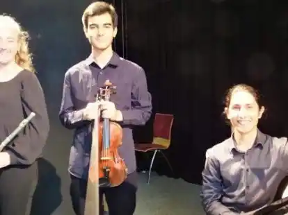 Hannah St&ouml;ver (Querfl&ouml;te), Zhiar Amini (Violine) und &Ouml;mer Sayan (Klavier) &uuml;ben jeden Tag mehrere Stunden.