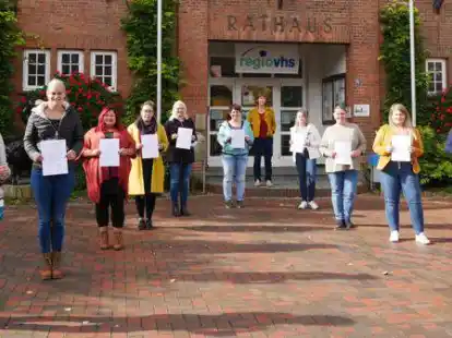 Sie lernten bei Dozentin Christiane Ke&szlig;ler (5. v. re.) und wurden bei der regioVHS Ganderkesee-Hude als neue Praxismentoren qualifiziert: (von links) Mira Anders, Tina Br&uuml;njes, Jaqueline H&ouml;nemann, Lisa Janke, Erika Schmidt, Anja Schwanewedel, Alina Seemann, Silke Thoms, Svenja T&ouml;dter und Maren Windeler.