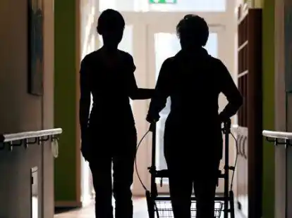 Patient Pflegedienst: Immer mehr Einrichtungen finden keine Mitarbeiter. Das d&uuml;rfte auch eine Frage der Bezahlung sein.