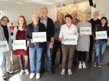 Siegerehrung: Die Gartenbesitzer freuten sich &uuml;ber die Auszeichnung ihrer naturnahen G&auml;rten.