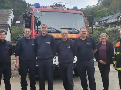 Die &Uuml;bergabe des gespendeten Fahrzeugs: Jann Butschkus, Martin Schreiber, Jan Hendrik Friedrich, Olaf Jan&szlig;en und Tim C&ouml;lsmann mit Ortsvorsteherin Anke Hupperich und Wehrleiter Rudolf Schneider.