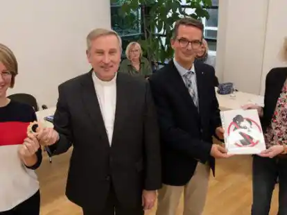 Geschenk und Warnhinweis: Einen Holz-Igel, den werdende M&uuml;tter in der Wesermarsch bekommen, &uuml;berreichte Beraterin Jutta Wetjen aus Brake (von links) an Weihbischof Wilfried Theising. Auf 0,0 Prozent Alkohol wiesen Caritasdirektor Dr. Gerhard Tepe und die Oldenburger Beraterin Christina Henkel hin