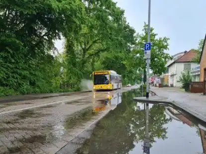 Ein Bild vom Juni dieses Jahres: So sah es nach dem starken Regen an der Wei&szlig;enmoorstra&szlig;e in Ofenerdiek aus.