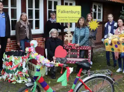 Organisieren und unterst&uuml;tzen das inklusive Theaterprojekt : (von links) Ursula und Holger Sander (Sander Grundwasserabsenkung), Stephanie Abke (EWE-Stiftung), Bianca Grafe, Ute Wessels, Marita Tzschoppe, Inken Schmidt (Norle), Sandra Sabrina Gro&szlig; (Aktion Gl&uuml;ckspfennig), Julia Himmelreich (Kulturf&ouml;rderung Landkreis Oldenburg) und Klaus D&ouml;ring (LzO).