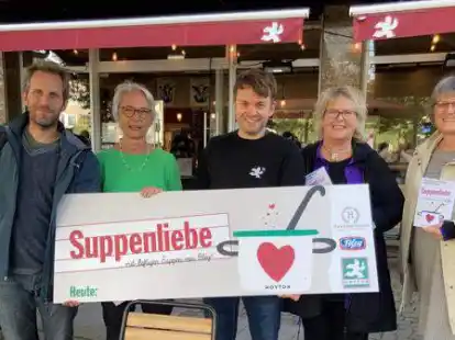 Gr&uuml;nden einen neuen Suppentreff in der Innenstadt: Mit der samst&auml;glichen &bdquo;Suppenliebe&ldquo; stellt sich der Vorstand der Haarenstra&szlig;en-Werbegemeinschaft (v.li.) mit Thilo Hanken, Andrea Holert, Woyton-Leiter Henner Welling, Elvira Precht und Eva M&uuml;ller-Meinhard in die Tradition der kultigen Monse-Zeit.