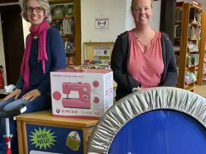 Leiterin Anke Czepul und Mitarbeiterin Maike Ennen pr&auml;sentieren einen kleinen Teil dessen, was die Bibliothek der Dinge in Norden zu bieten hat.