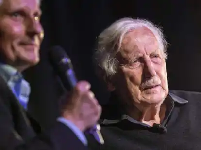 Hat eine Lesung in Wildeshausen gehalten: Arno Surminski (rechts). Moderiert wurde der Abend von Dr. Reinhard Tschapke.