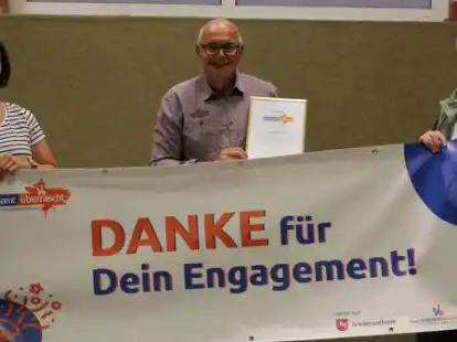 Das war eine &Uuml;berraschung (von links): Nadine Gramberg (2. Vorsitzende der Sportfreunde), J&uuml;rgen Tempelmann und Dieter Holsten (Stellvertretender Vorsitzender Kreissportbund).