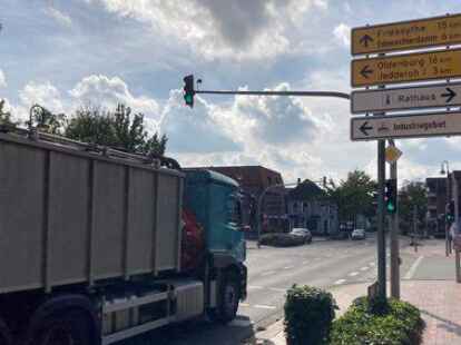Viel befahrene Kreuzung in Edewecht: Mitten durch den Ort fahren viele Lkw, Berufspendler und Menschen, die einkaufen wollen. Ein Verkehrsgutachten soll aufzeigen, was verbessert werden kann.