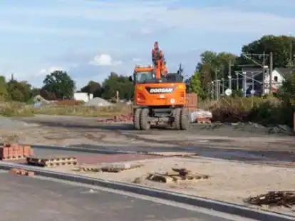Ein Bagger, der f&uuml;r die Arbeiten an der Schulstra&szlig;e ben&ouml;tigt wird, steht auf dem Dockgel&auml;nde: Wie soll dieser Teil des Areals nahe der Schulstra&szlig;e und der S&uuml;dgeorgsfehner Stra&szlig;e bebaut werden? Das ist nun die Frage.