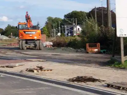 Noch ist es eine Industrie- und Gewerbebrache: das ehemalige Augustfehner Dockgel&auml;nde nahe des Bahnhofs, das derzeit als Abstellfl&auml;che f&uuml;r Fahrzeuge und Baumaterialien benachbarter Baustellen genutzt wird.