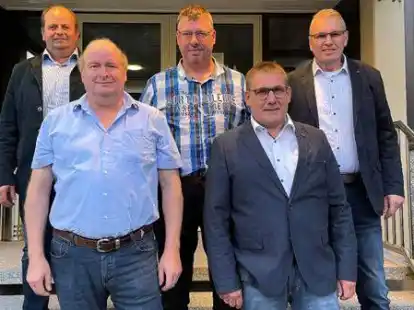 Nahezu unver&auml;nderter Vorstand der Innung f&uuml;r Land- und Baumaschinentechnik (von links): Heiko Sudbrink (Lemwerder, stellv. Obermeister), Eckhard Meyer (Jade, Beisitzer), Reinhold Langerenken (Zetel, Lehrlingswart), Hartmut Bahrs (Harpstedt, Obermeister) und J&uuml;rgen Kreye (Bad Zwischenahn, Beisitzer) Auf dem Bild fehlt Dirk Freymuth (Wilhelmshaven).