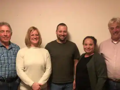 Der Vorstand (v.l.): Peter B&ouml;ckermannn (Beisitzer), Wiebke Marks (Beisitzerin), Peter Marks (2. Vorsitzender), Maike M&ouml;ller (Schriftf&uuml;hrerin) und Otto K&ouml;nig (Vorsitzender).