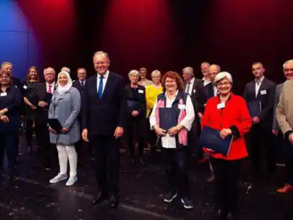 Urkunden&uuml;bergabe am &bdquo;Tag des Ehrenamts&ldquo;: Ministerpr&auml;sident Stephan Weil (Mitte) zeichnete in Osnabr&uuml;ck Menschen aus, die sich f&uuml;r die gute Sache engagieren.