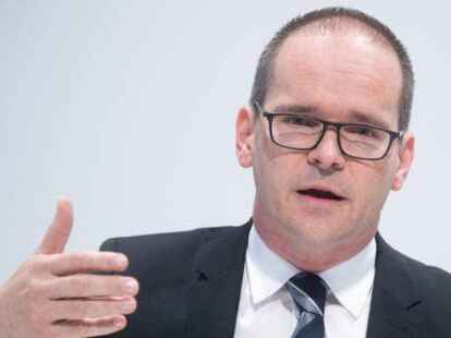 Grant Hendrik Tonne (SPD), Kultusminister Niedersachsen, zeichnete die Schulen aus.