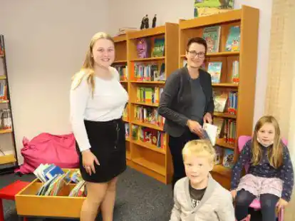 Die Besucher konnten in einer gro&szlig;en Auswahl von rund 2000 B&uuml;chern st&ouml;bern. Ella Marie und Christa Cordes (von links stehend ) freuten sich auf die &bdquo;Leseratten&ldquo; Karl und Franziska.