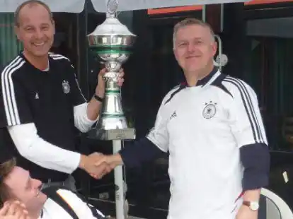 Thomas Henke, Christian W&uuml;bben und J&uuml;rgen Frye (von links) sowie Hedwig Buschmann (nicht im Bild) f&uuml;hren weiterhin den Cloppenburger Tennisverein.