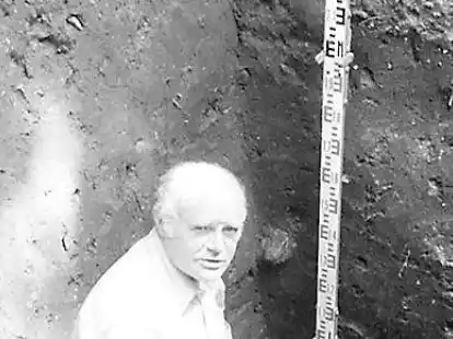 Bei Ausgrabungen im Jahr 1983: der damalige Bezirksarch&auml;ologe Dieter Zoller