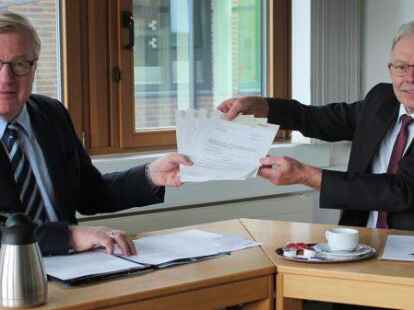 Im Kreishaus: Bernd Althusmann (links) &uuml;berreichte den F&ouml;rderbescheid an Landrat Carsten Harings