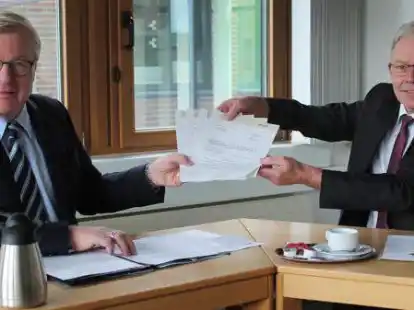 Im Kreishaus: Bernd Althusmann (links) &uuml;berreichte den F&ouml;rderbescheid an Landrat Carsten Harings