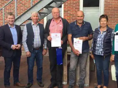 Der VdK Kirchhatten ehrte langj&auml;hrige Mitglieder: (von links) Wilfried Hollmann, Christian Pundt, Manfred Huck, Helmut Buchholz, Wilfried Ahrens, Gunda Menkens und Erich Kiesel.