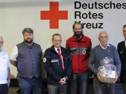 Ehrungen wieder in Pr&auml;senz beim DRK-Ortsverband Wildeshausen-D&ouml;tlingen: (von links) Reiner Alberts (Schatzmeister), Michael Venzke (Kreisverbandsvorstand), Michael Haake (1. Vorsitzender), Marcel Hollinden (2. Vorsitzender), Gerd-J&uuml;rgen Jacobs (Ehrung f&uuml;r 55 Jahre Mitgliedschaft) und Markus Pohlmann (stellvertretender  Kreisbereitschaftsleiter).