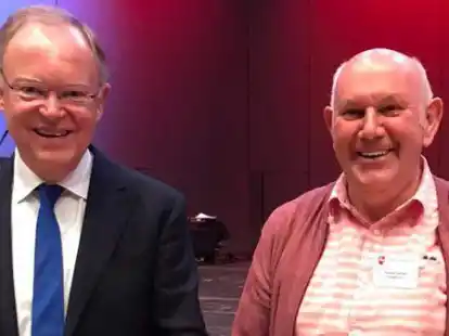 Niedersachsens Ministerpr&auml;sident Stephan Weil (links) hat in Osnabr&uuml;ck auch Theo Tangemann f&uuml;r sein ehrenamtliches Engagement geehrt.