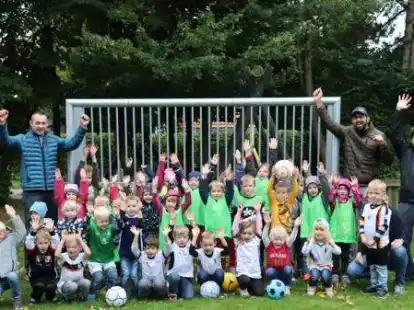 Der F&ouml;rderverein des Kindergartens St. Raphael &ndash; vertreten durch Josef Kurmann (hinten von links), Thomas Quent und Jan Willem Schr&ouml;der &ndash; hat zwei stabile Fu&szlig;balltore finanziert.