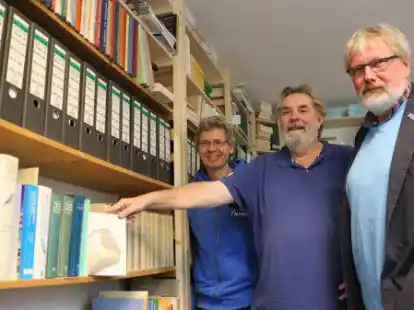 Stellten den 23. Jahresbericht der Ornithologischen Arbeitsgemeinschaft Oldenburg (OAO) vor (v.li.): Oliver Kraatz, J&ouml;rg Gr&uuml;tzmann und Eckart Liebl