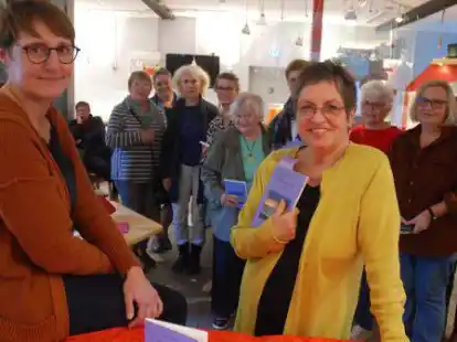 Doris Fuhlbohm (rechts) mit Sandra Gudehus vom &bdquo;Pferdestall&ldquo; bei der Vorstellung ihres Buches an alter Wirkungsst&auml;tte. Ende der 1970er Jahre war Fuhlbohm die erste Leiterin des damals neuen Jugendzentrums.