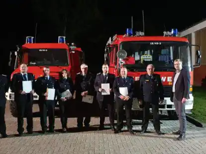 Haben ein besonderes Jahr hinter sich: die Kameraden der Feuerwehr Berumerfehn mit Gro&szlig;heides B&uuml;rgermeister Fredy Fischer (l.).