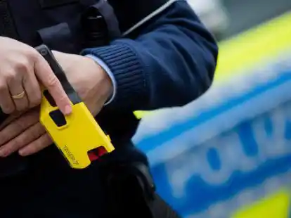 In Garbsen bei Hannover ist ein Mann gestorben, nachdem die Polizei bei einem Einsatz einen Taser gegen ihn eingesetzt haben.